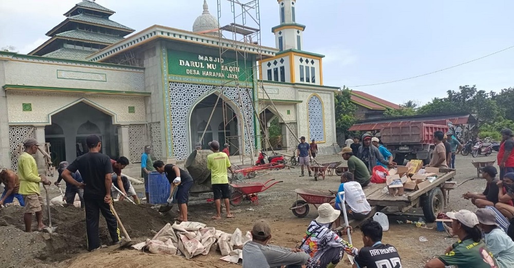 Kades Harapan Jaya Morowali Kerja Bakti Bersama Warga di Masjid Darul Muttaqin
