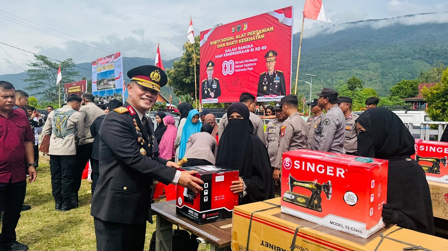 Kapolda Sulteng Serahkan Bantuan Mesin Jahit ke Istri Eks Napiter di Poso