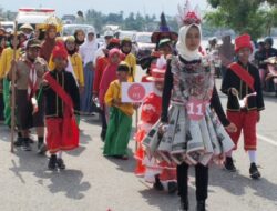 Karang Taruna Kayamanya Menggelar Karnaval Pakaian Adat Poso dan Kostum Bahan Daur Ulang