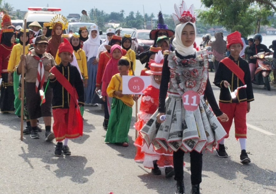 Karang Taruna Kayamanya Menggelar Karnaval Pakaian Adat Poso dan Kostum Bahan Daur Ulang