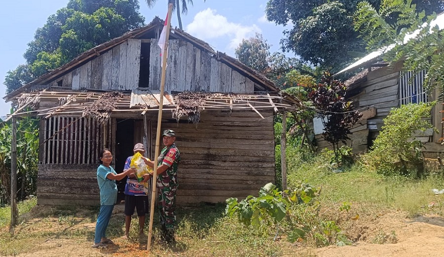 Koramil 02 Pampus Kodim 1307/Poso Serahkan Bendera dan Beras untuk Warga Kurang Beruntung