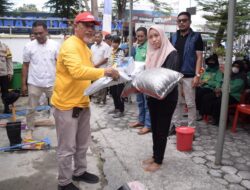 Pemkot Palu Serahkan Bantuan Alat Kebersihan kepada Padat Karya Lolu Utara