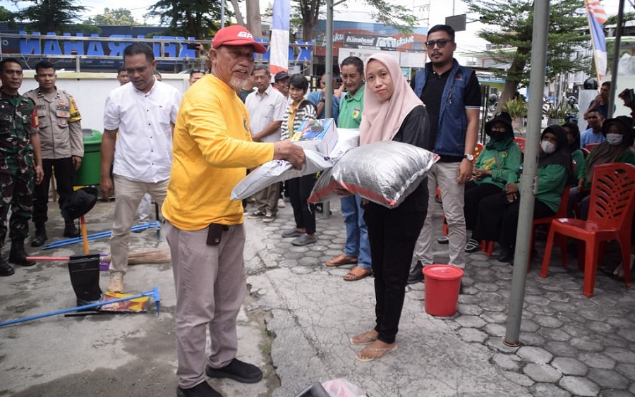 Pemkot Palu Serahkan Bantuan Alat Kebersihan kepada Padat Karya Lolu Utara