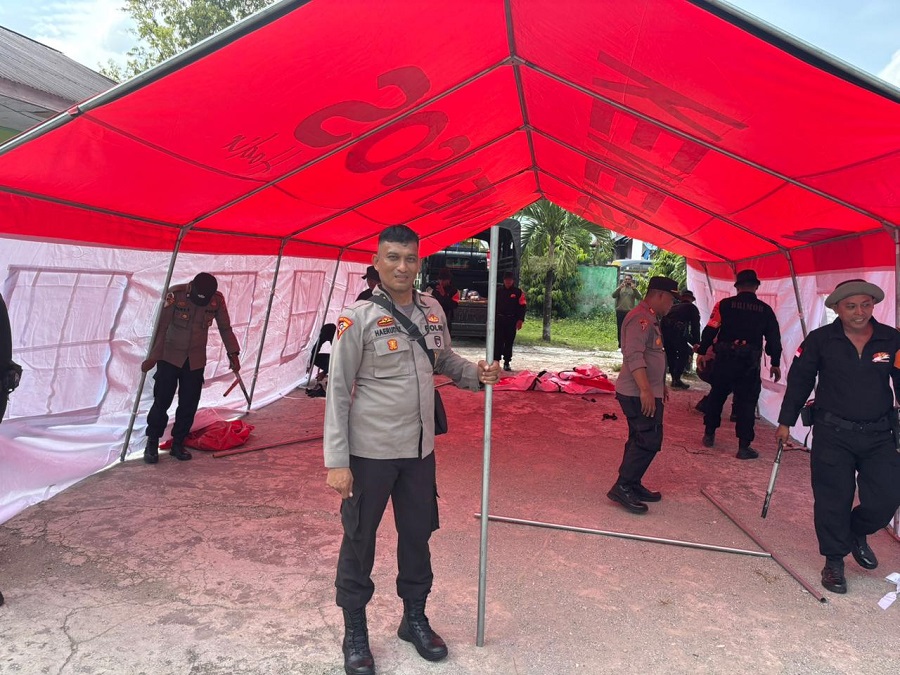 Polri Dirikan Tenda Darurat di Halaman MI Alkhairaat Patiwunga Poso Antisipasi Gempa Susulan