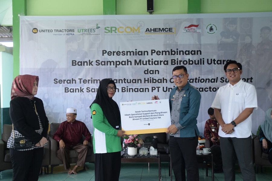 United Tractors Cabang Palu Serahkan Bantuan Hibah ke Bank Sampah Mutiara Birobuli Utara