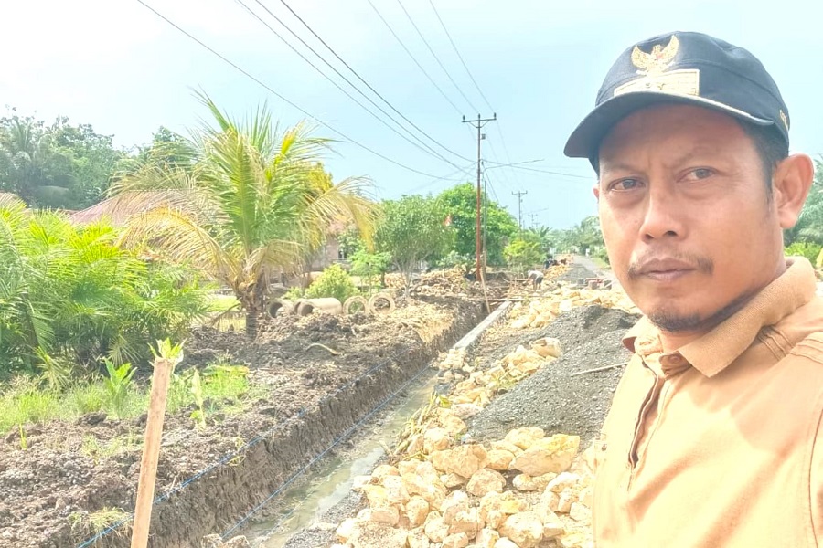 Drainase Baru, Harapan Baru: Kades Harapan Jaya Morowali Pantau Langsung Pekerjaan
