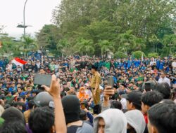 Gubernur Anwar Hafid Sejukkan Situasi Massa Aksi Depan Gedung DPRD Sulteng