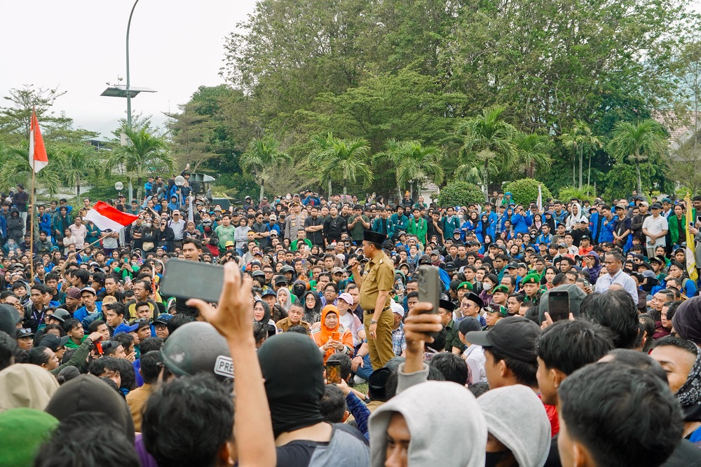 Gubernur Anwar Hafid Sejukkan Situasi Massa Aksi Depan Gedung DPRD Sulteng