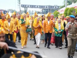 Gubernur dan Wagub Sulteng Disambut Adat pada Upacara HUT ke-47 Kota Palu