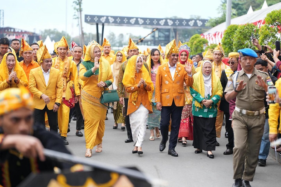 Gubernur dan Wagub Sulteng Disambut Adat pada Upacara HUT ke-47 Kota Palu