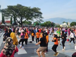 1000 Peserta Ramaikan Senam Zumba di Lapangan Vatulemo