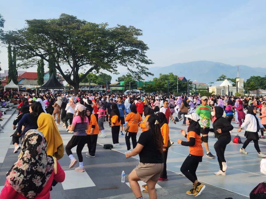 1000 Peserta Ramaikan Senam Zumba di Lapangan Vatulemo
