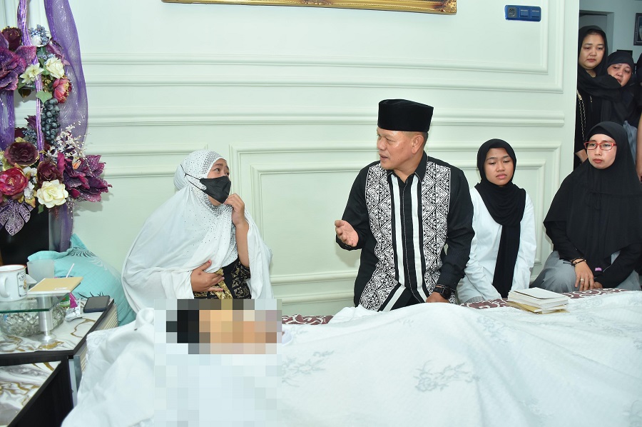 Momen Haru Kapolda Sulteng Melayat dan Doakan Almarhum AKBP Sugeng Lestari