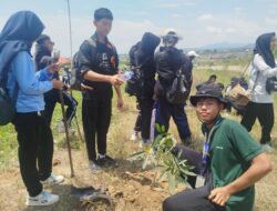 SMA Negeri Model Terpadu Madani Palu Tanam Pohon Serentak di Huntap Tondo II