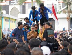 Wali Kota Palu Melebur Bersama Massa Aksi di Depan Gedung DPRD Sulteng