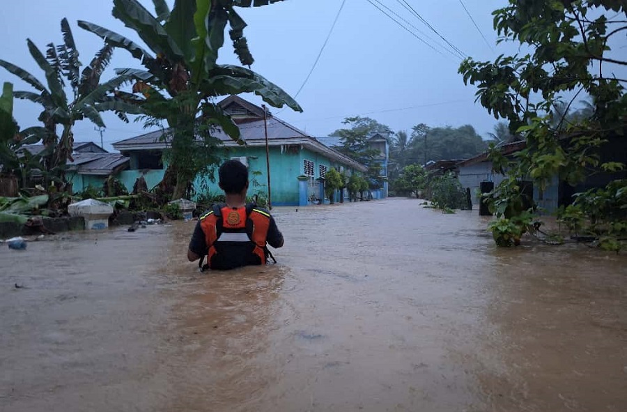 Banjir Melanda Tolitoli, Ketinggian Air di Jl Anoa  Mencapai Dada Orang Dewasa