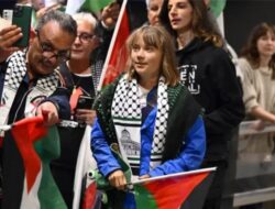 Greta Thunberg Diseret Tentara Israel dan Dipaksa Cium Bendera Penjajah