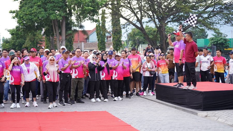 OJK Sulteng Gelar Jalan Sehat Peringati Bulan Inklusi Keuangan 2025