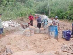 Semangat Gotong Royong Warga Abung Barat Perbaiki Jalan Setelah Dianaktirikan Pemda