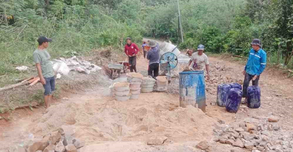 Semangat Gotong Royong Warga Abung Barat Perbaiki Jalan Setelah Dianaktirikan Pemda