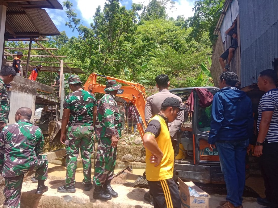 Bupati Tolitoli Kerahkan Dua Eksavator Keruk Sungai Lembe