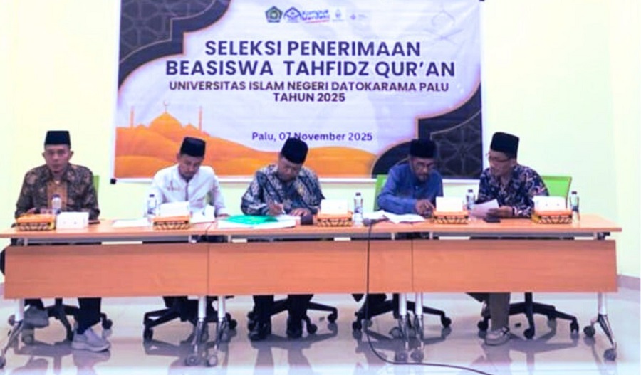 Delapan Calon Penerima Beasiswa Tahfidz di UIN Datokarama Tes Hafalan Palu, - Delapan orang mahasiswa calon penerima beasiswa Tahfidz tahun 2025 Universitas Islam Negeri (UIN) Datokarama Palu mengikuti tes hafalan. Mereka itu adalah, Abdullah Arsyad, Andi Akmal Mizanur Rahman, Muh. Ibad Dhaqir, Mutiah, Muhammad Sarfan Yasin, M Galang Bathara Abdullah, Marzuq, dan Sigit Hidayah. Mereka yang mengikuti tes hafalan untuk mengukur kedalaman dan kualitas hafalan para pendaftar, merupakan peserta yang mendaftar dan lulus pada tahapan administrasi. Delapan orang mahasiswa tersebut mengikuti seleksi hafalan 5 Juz Alquran, 10 Juz Alquran, dan 30 Juz Alquran. Seleksi ini dilakukan secara transparan dan akuntabel untuk menjaring mahasiswa terbaik yang tidak hanya unggul secara akademik umum, tetapi juga memiliki kedalaman spiritual dan komitmen terhadap Alquran. Lima orang dosen UIN Datokarama Palu ditetapkan sebagai tim seleksi untuk melakukan tes hafalan terhadap delapan orang mahasiswa yaitu, Dr Malkan, Dr Tamrin, Dr Agustan, Dr Khaeruddin Yusuf, dan Dr Gasim Yamani. Rektor UIN Datokarama Profesor Lukman Thahir, di Kota Palu, Sabtu, mengemukakan bahwa beasiswa tahfidz merupakan salah satu jenis beasiswa yang disediakan oleh UIN Datokarama, sebagai bentuk perhatian kampus kepada mahasiswa yang memiliki kemampuan menghafal Alquran. "Mahasiswa yang mampu menghafal Al Quran adalah mahasiswa yang memiliki kemampuan khusus dan tersendiri, yang harus diberikan perhatian penuh," ucap Rektor Profesor Lukman Thahir. UIN Datokarama secara konsisten mengalokasikan anggaran untuk memberikan apresiasi dan dukungan finansial kepada mahasiswa yang memiliki kemampuan menghafal Al-Qur'an. Program ini bukan sekadar bantuan dana, melainkan penegasan bahwa kampus sangat menghargai kemampuan khusus berbasis agama yang dimiliki mahasiswa. Pemberian beasiswa ini diharapkan dapat meringankan beban biaya pendidikan mahasiswa, memotivasi mahasiswa lain untuk giat mempelajari dan menghafal Al-Qur'an, serta mempersiapkan insan cendekia yang religius dan mampu mewakili UIN Datokarama di kancah nasional maupun internasional.