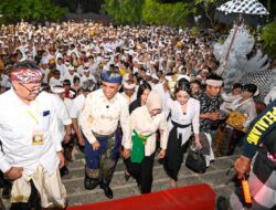 Gubernur Sulteng Disambut Hangat Ribuan Umat Hindu pada Piodalan Pura Agung Wanakertha Jagatnatha 2025