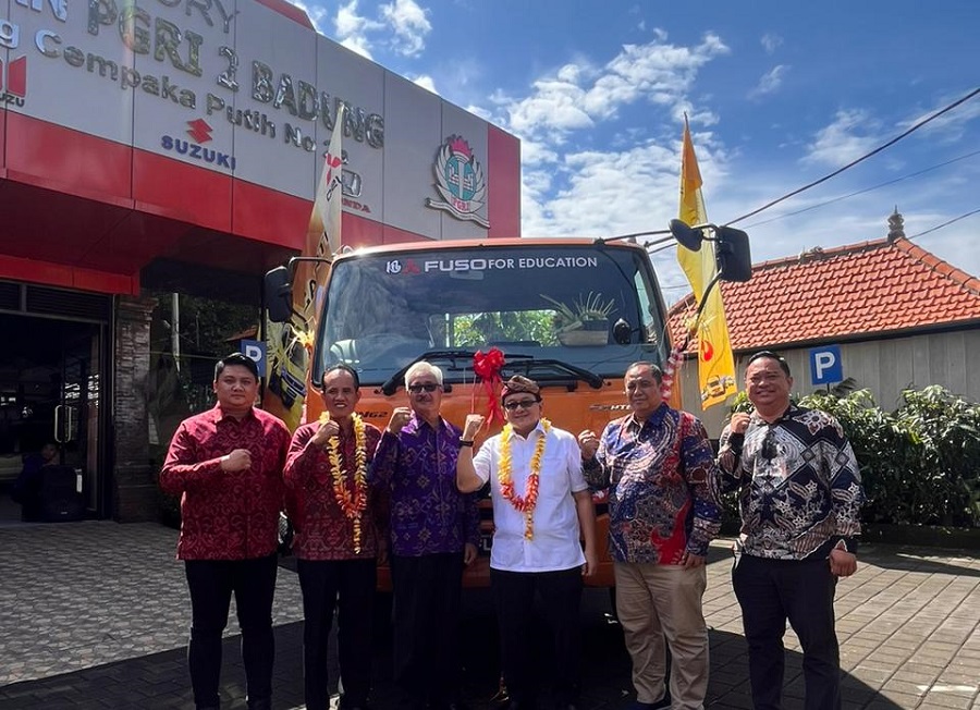 KTB  Donasikan Unit Mitsubishi Fuso Fighter ke SMK PGRI 2 Badung
