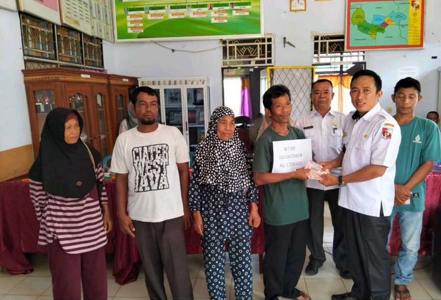Pemdes Cempaka Barat Sukses Salurkan BLT-DD Juli–Oktober dan Bagikan PMT untuk Balita dan Ibu Hamil