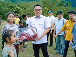 Puluhan Siswa di Menyo’e Morut Kegirangan Terima Bantuan Seragam dan Perlengkapan Sekolah