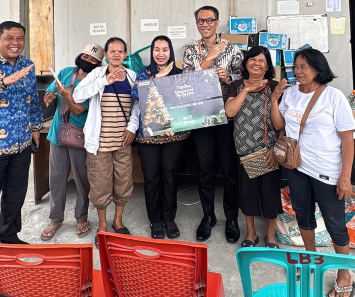 100 Tenaga Kebersihan di Kota Palu Terima Bantuan Paket Sembako Sambut Nataru