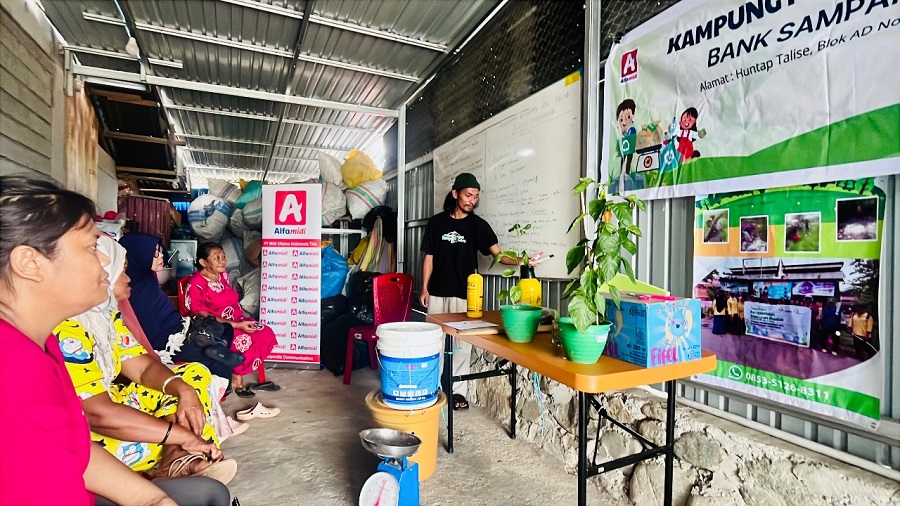 Alfamidi Branch Palu Gelar Pelatihan Pembuatan Pupuk Organik Cair Bersama Bank Sampah Talise