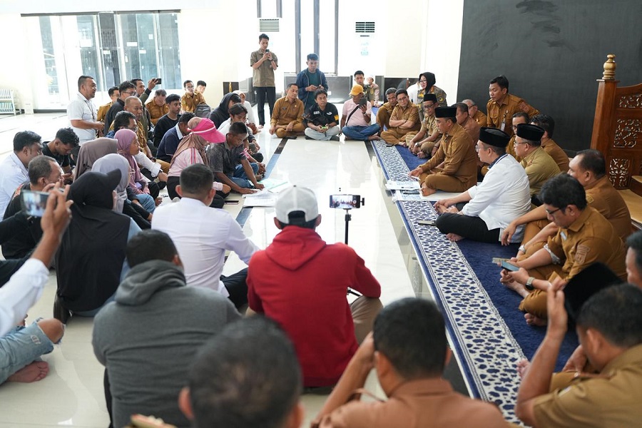 Warga Loli Oge Tuntut Pencabutan IUP Galian C, Temui Gubernur Sulteng di Masjid