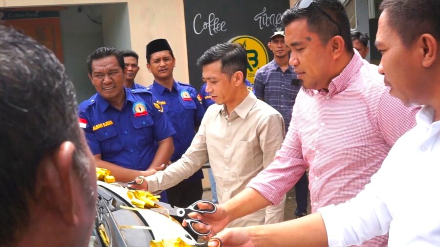 launching ambulance fmki morowali asfar mohamad dan gafar hilal gunting pita