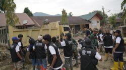 70 Relawan BRI Peduli Terjun Langsung “Bersih-bersih Sekolah” di Aceh Tamiang pada Pemulihan Pascabencana