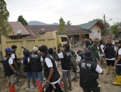 70 Relawan BRI Peduli Terjun Langsung “Bersih-bersih Sekolah” di Aceh Tamiang pada Pemulihan Pascabencana