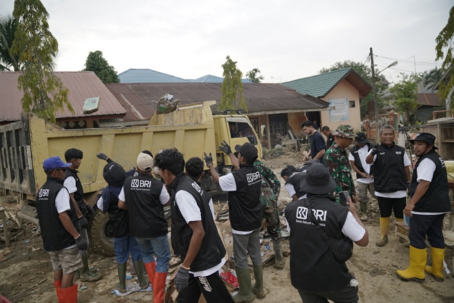 70 Relawan BRI Peduli Terjun Langsung “Bersih-bersih Sekolah” di Aceh Tamiang pada Pemulihan Pascabencana