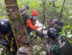 Evakuasi Korban Pertama Pesawat ATR 42-500 dari Kedalaman Jurang, Tim SAR Bertahan 30 Jam di Medan Ekstrem