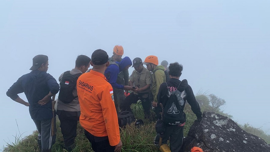 Evakuasi Korban Pesawat ATR Tertunda Cuaca Buruk, Tim SAR Bertahan di Puncak Bulusaraung