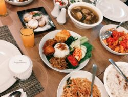 Hotel Santika Palu Menghadirkan Kelezatan Tradisional di Awal 2026: Nasi Tempong, Aro Gonco dan Pisang Goreng Manis