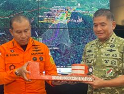 Black Box Pesawat Diserahkan ke Kepala Basarnas di Makassar, Akan Diberikan ke KNKT
