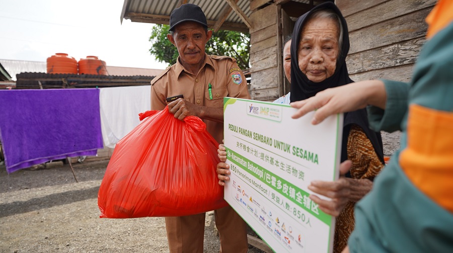 IMIP Salurkan 850 Paket Sembako kepada Dhuafa dan Lansia di 12 Desa