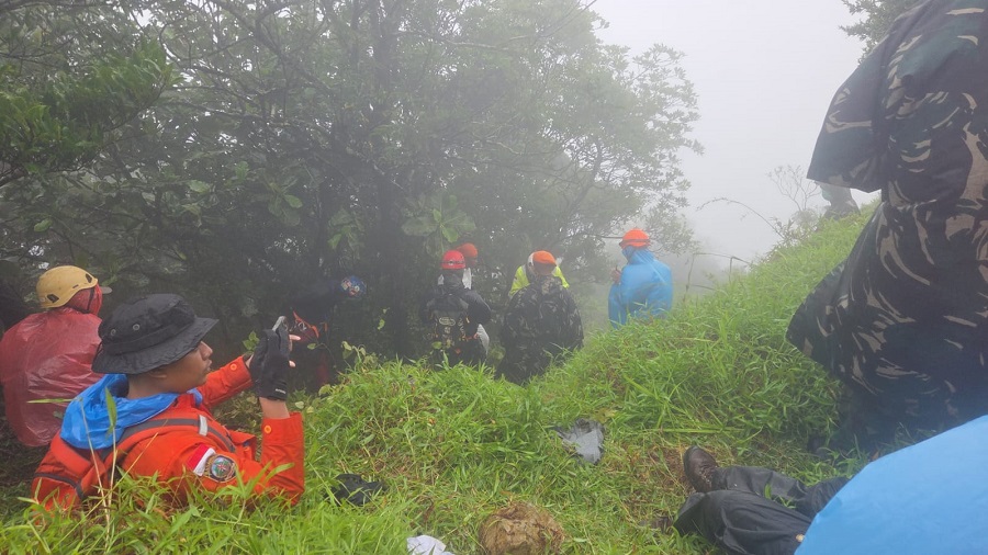 Operasi SAR Terus Berlanjut, Korban Kedua Pesawat ATR Berhasil Dievakuasi dari Medan Ekstrem