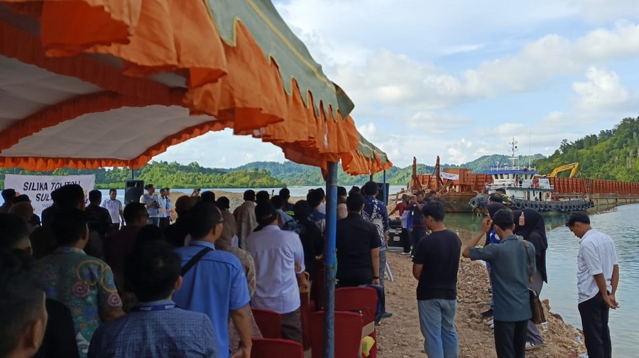 PT KPM Pengapalan Perdana Batu Silika dari Tolitoli ke Kalimantan