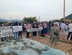 Ratusan Warga Petasia Protes, Koperasi Tutup Akses Jalan Perusahaan Tambang