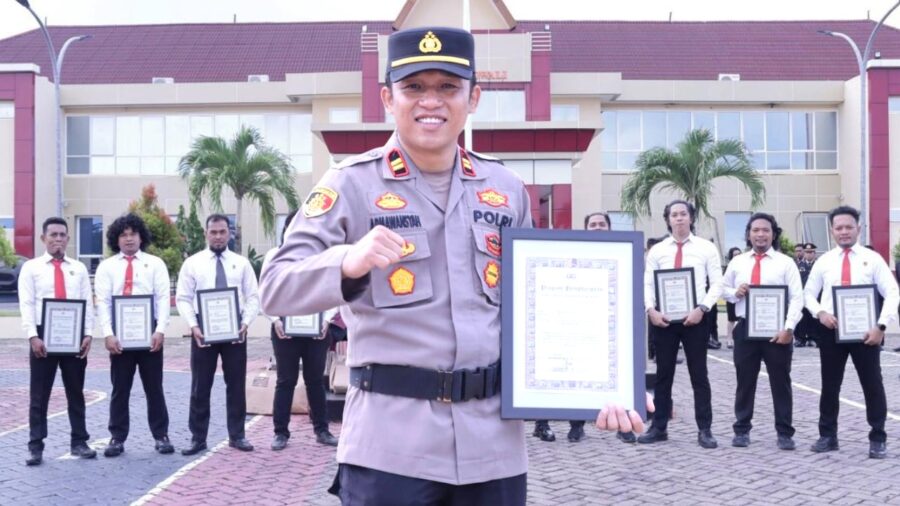 kapolsek witaponda terima penghargaan bersama 11 personel polres morowali