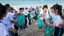 BRI Peduli Ajak Masyarakat Bersih-bersih Pantai untuk Lingkungan ASRI Berkelanjutan di Pantai Kedonganan Bali
