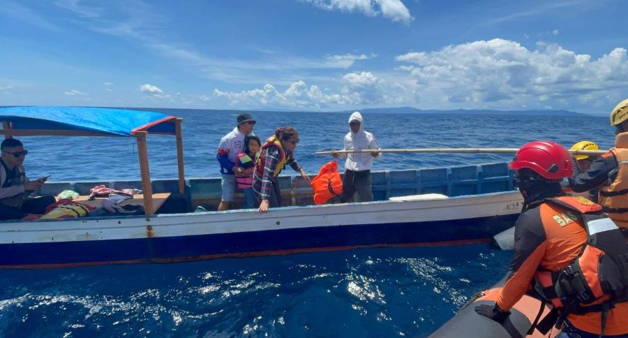 Lima Penumpang Long Boat yang Mati Mesin di Perairan Banggai Laut Berhasil Dievakuasi