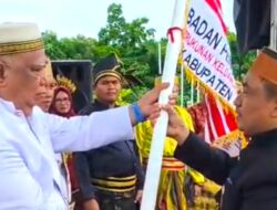 Pelantikan Pengurus KKSS Morowali: Putra Bonewa Serahkan Pataka Kebesaran