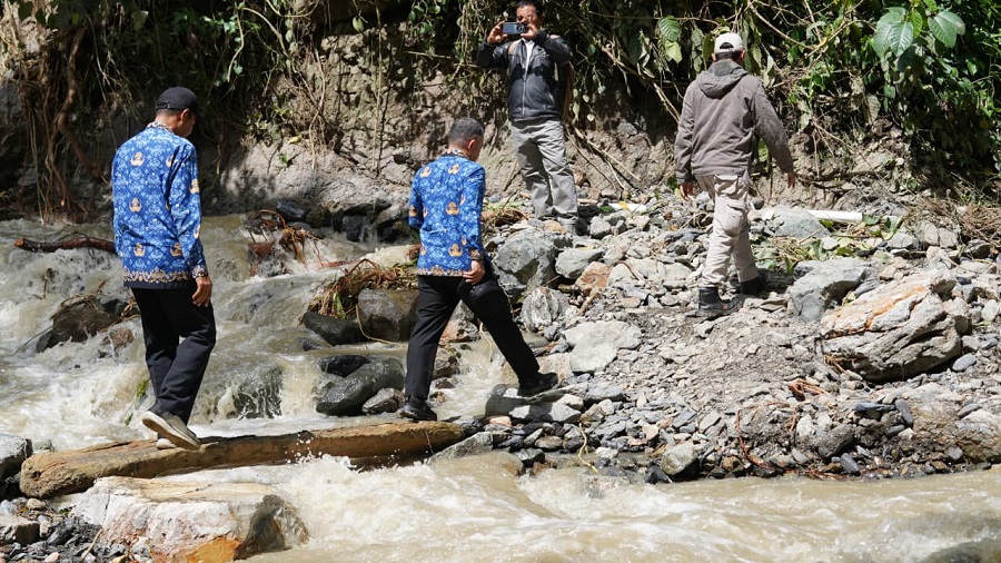 Banjir Watusampu dan Buluri, Akses Jalan Utama Warga Lekatu dan Wana Rusak